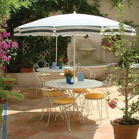 De La Fontaine Hotel